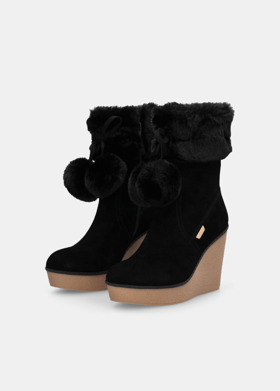 ankelboots med kilklack och pom-pom
