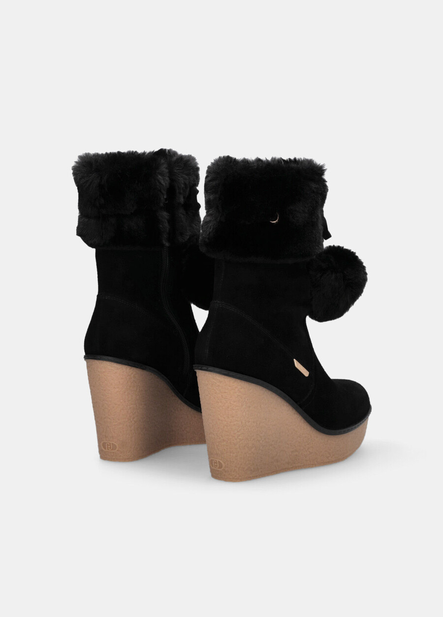 ankelboots med kilklack och pom-pom