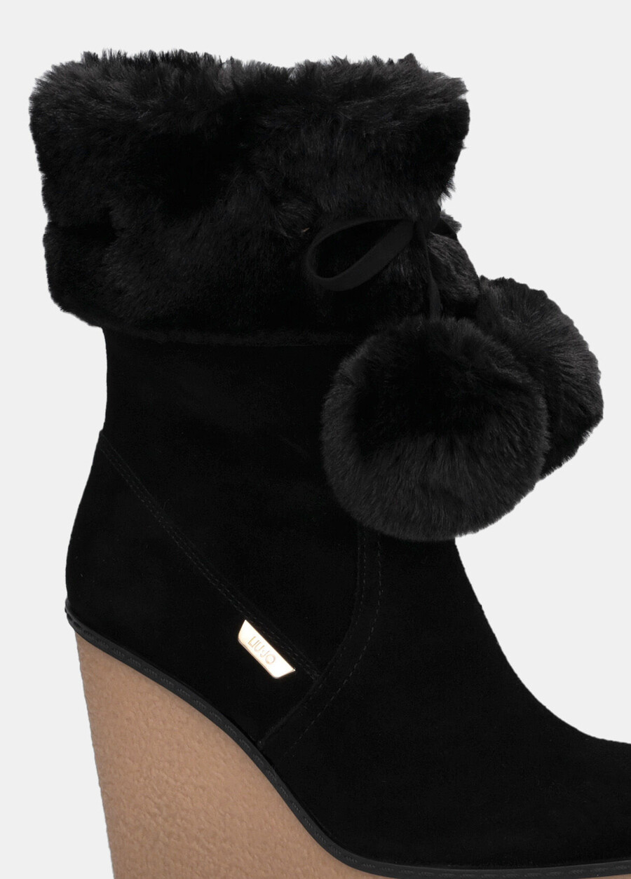 ankelboots med kilklack och pom-pom