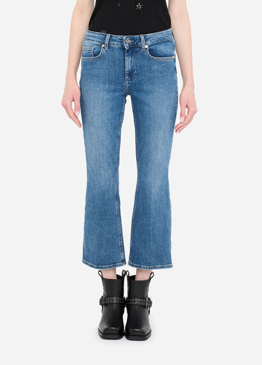 beskurna utsvängda jeans
