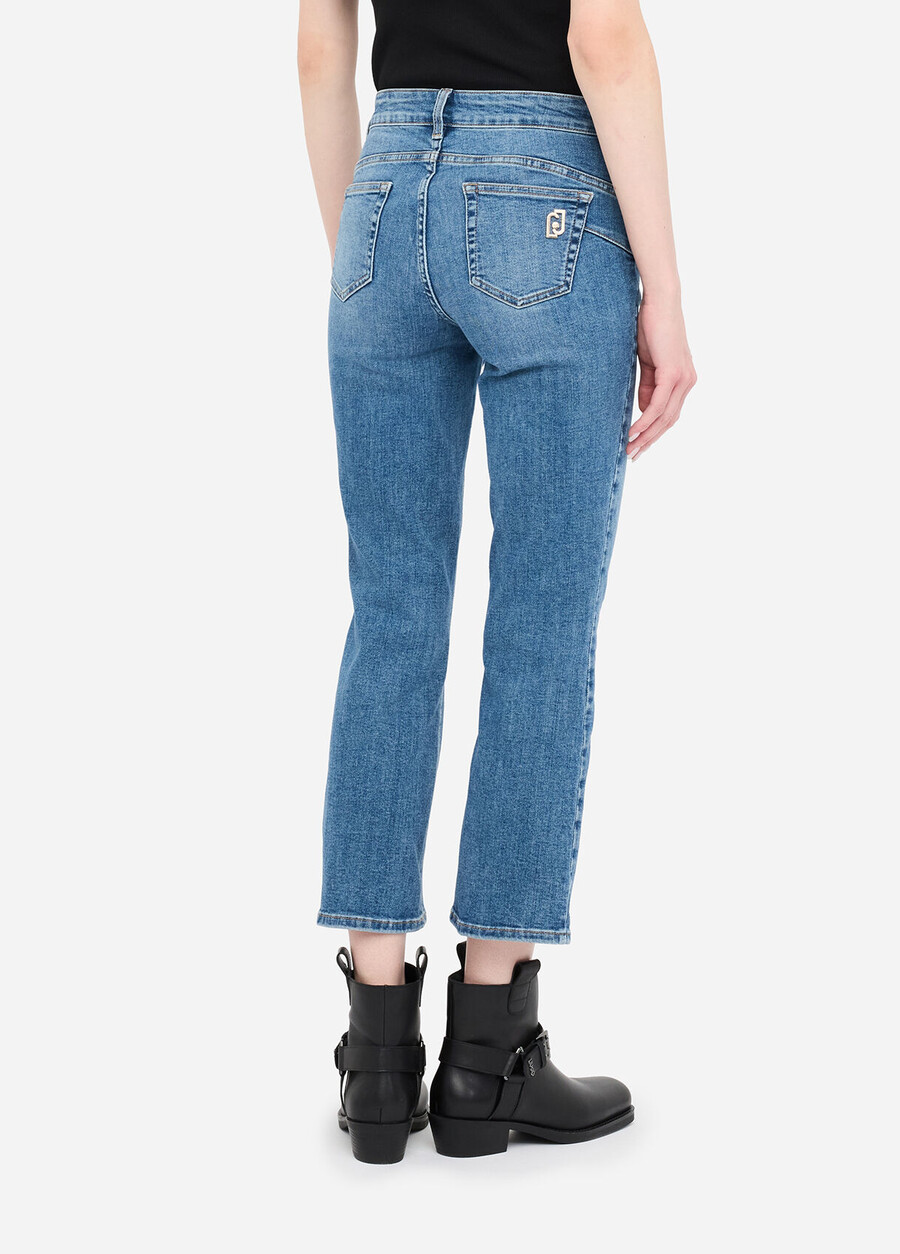beskurna utsvängda jeans