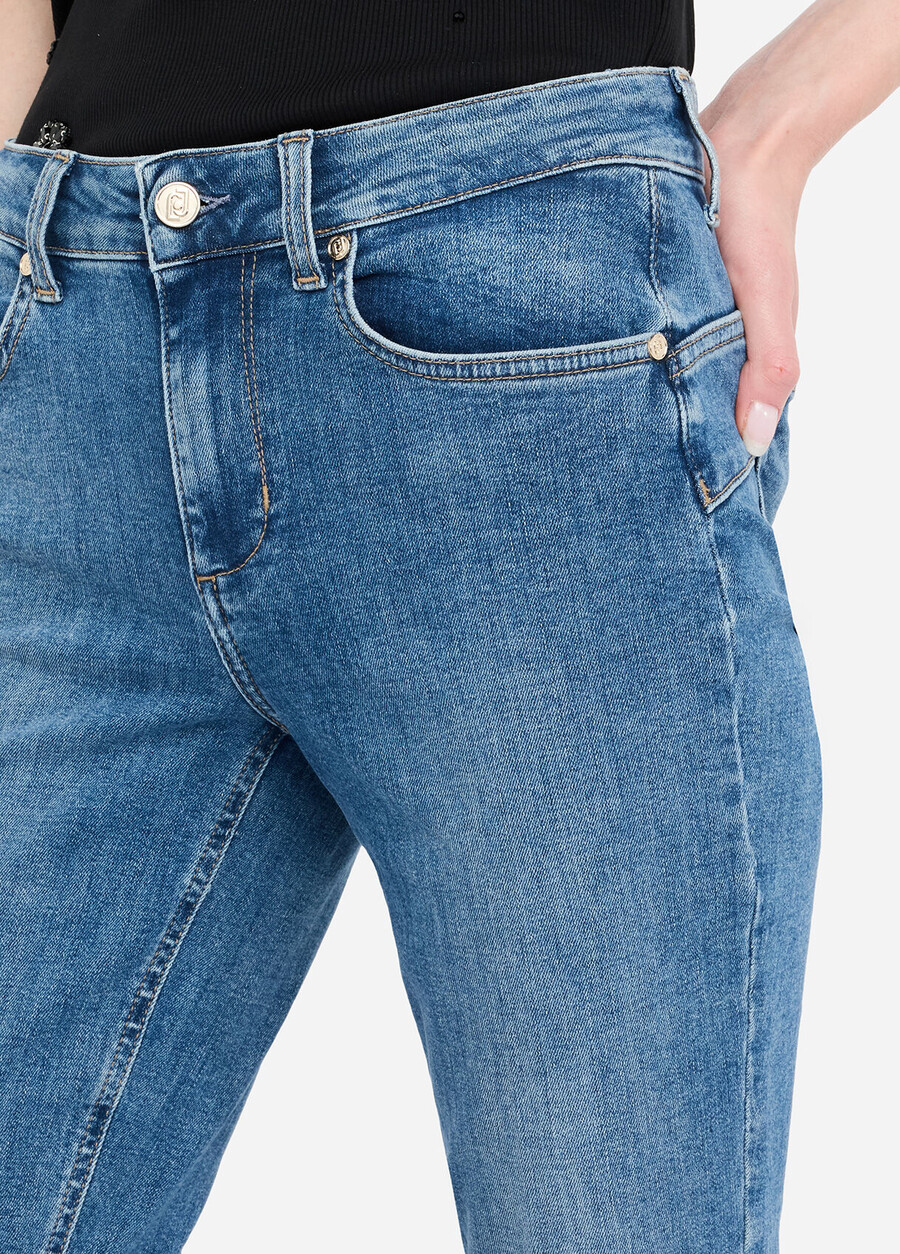 beskurna utsvängda jeans