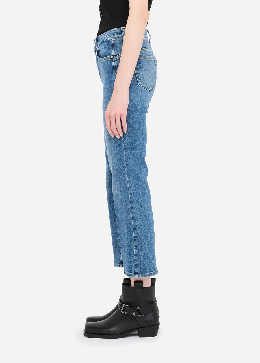 beskurna utsvängda jeans