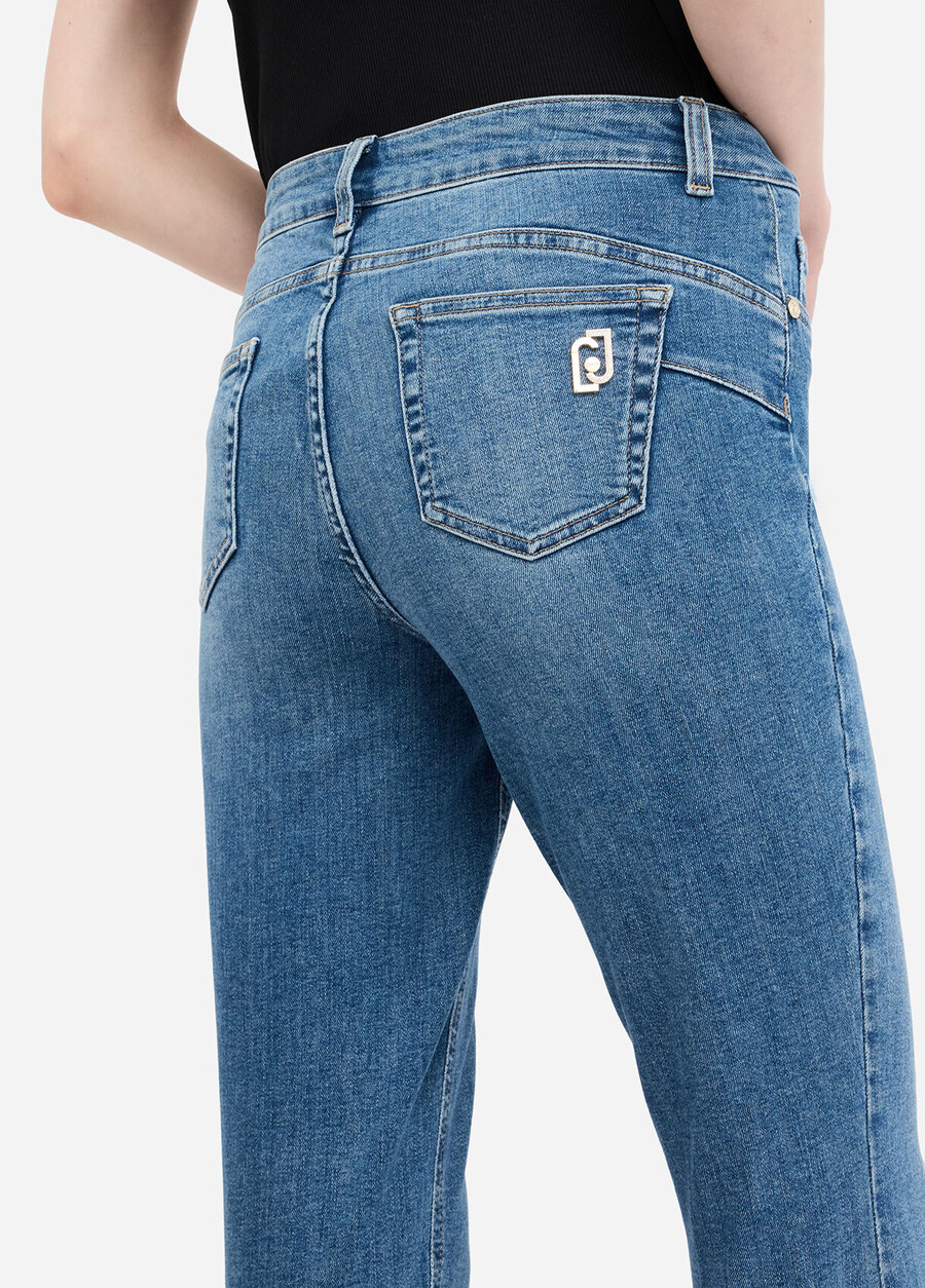 beskurna utsvängda jeans