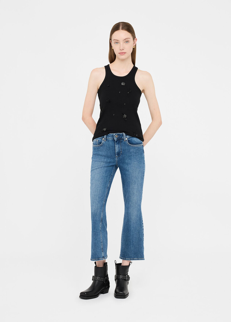 beskurna utsvängda jeans