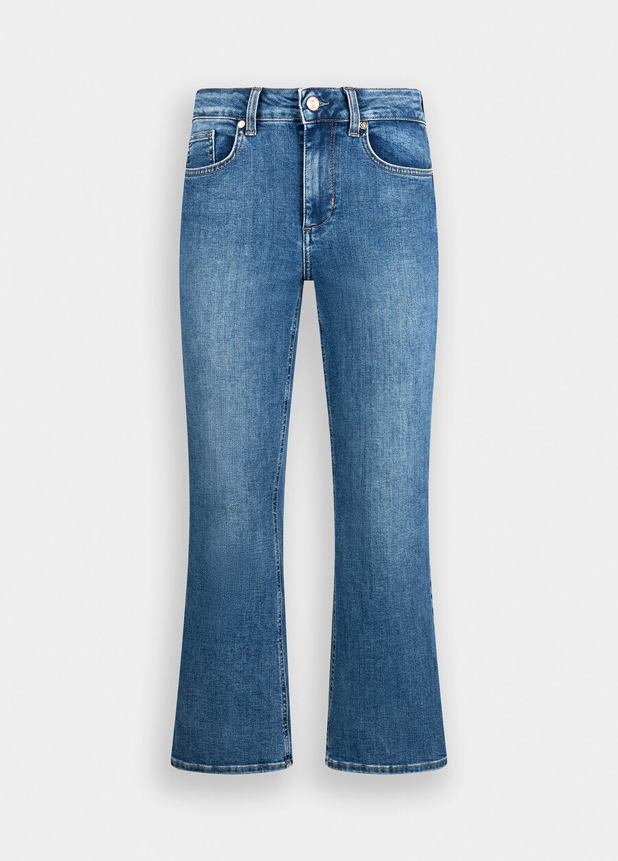 beskurna utsvängda jeans