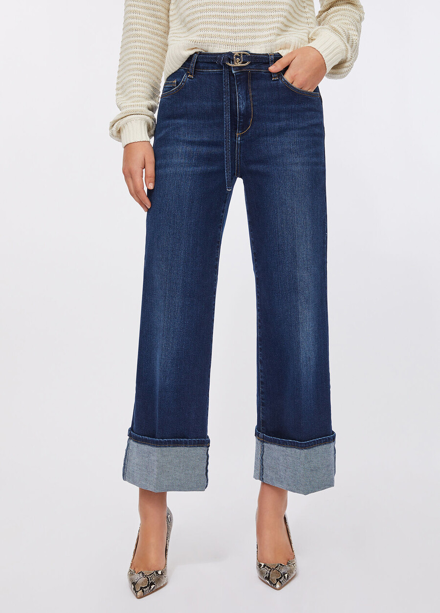 beskurna utsvängda jeans med skärp