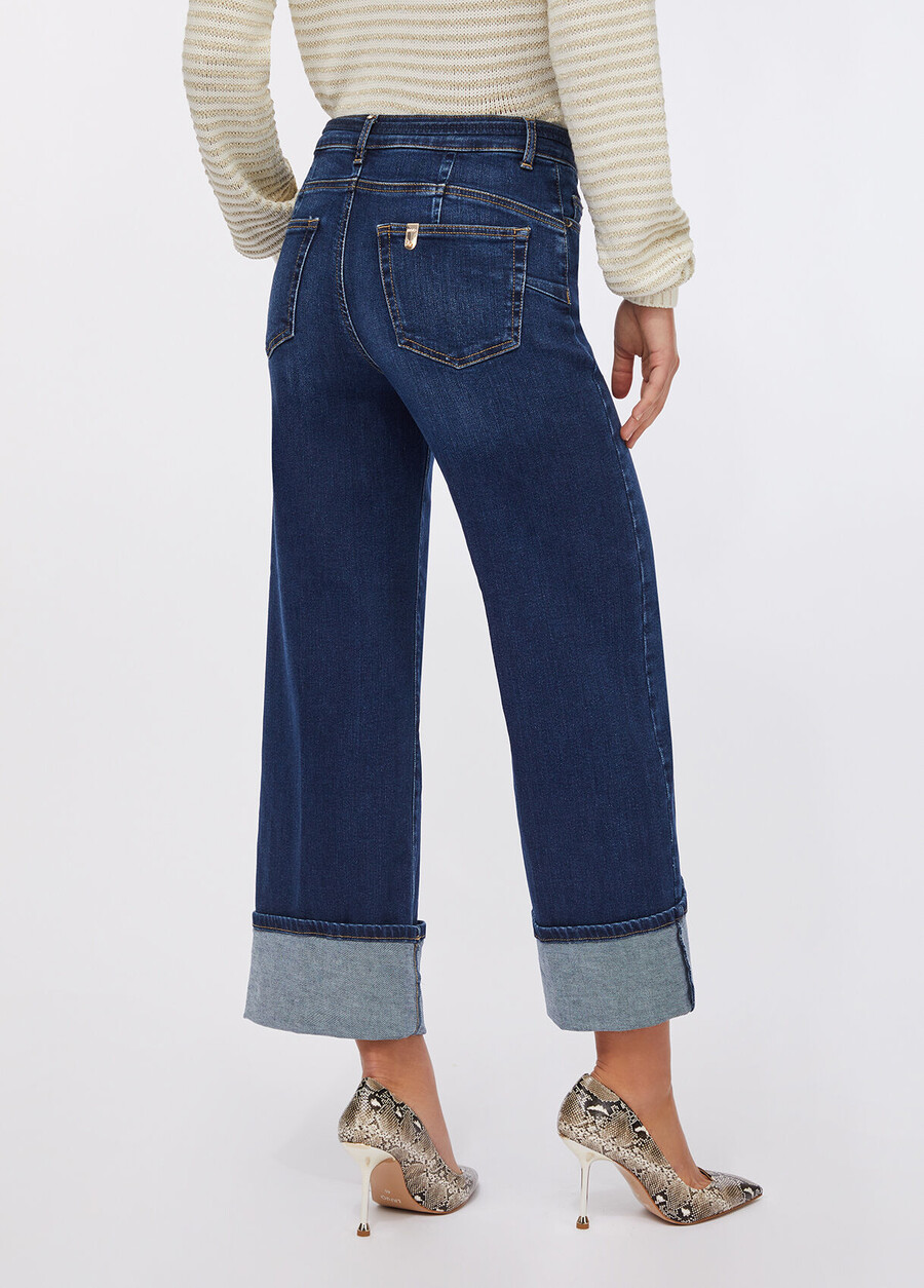 beskurna utsvängda jeans med skärp