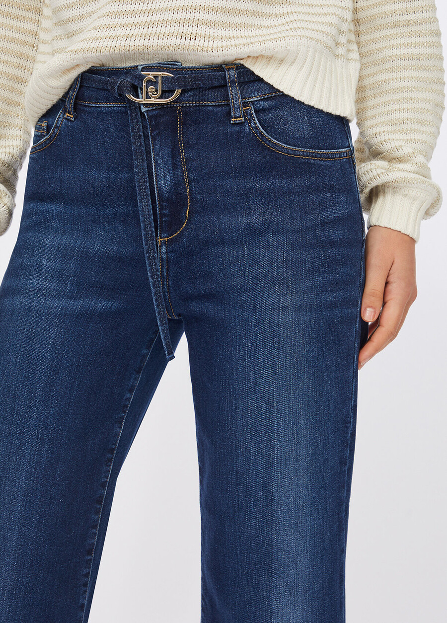 beskurna utsvängda jeans med skärp