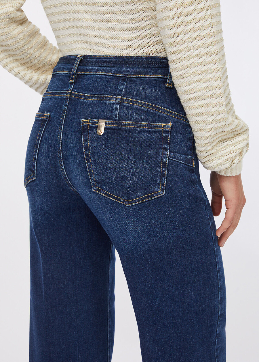 beskurna utsvängda jeans med skärp