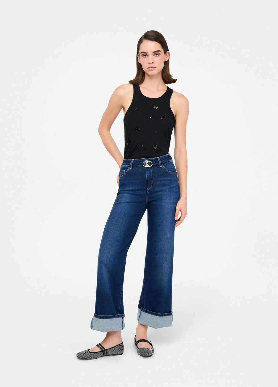 beskurna utsvängda jeans med skärp