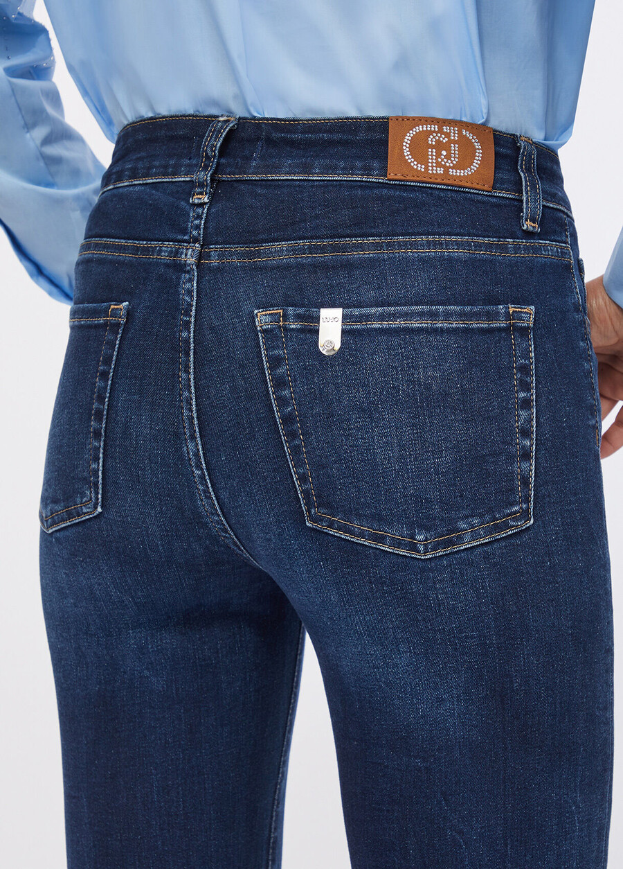 höga utsvängda jeans