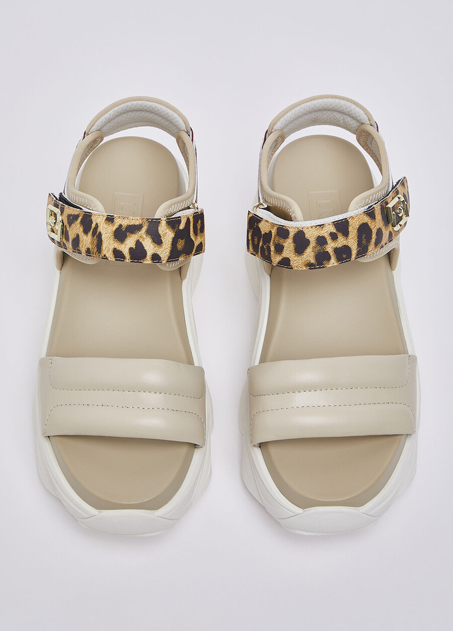 grova sandaler med djurtryck