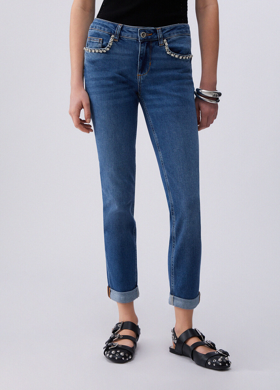 skinny jeans med juvelprydnad