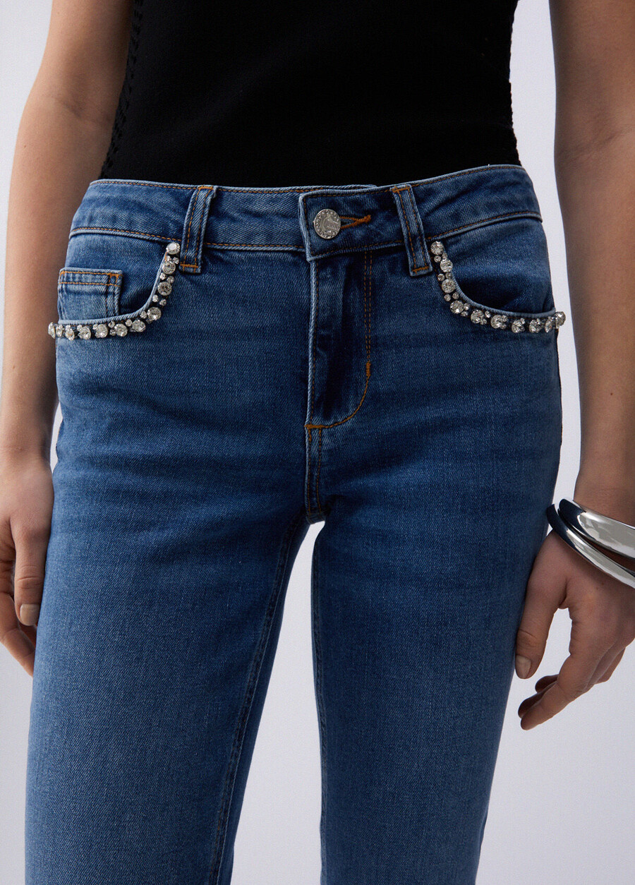 skinny jeans med juvelprydnad