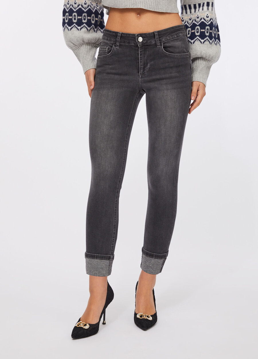 skinny jeans med uppvikningar