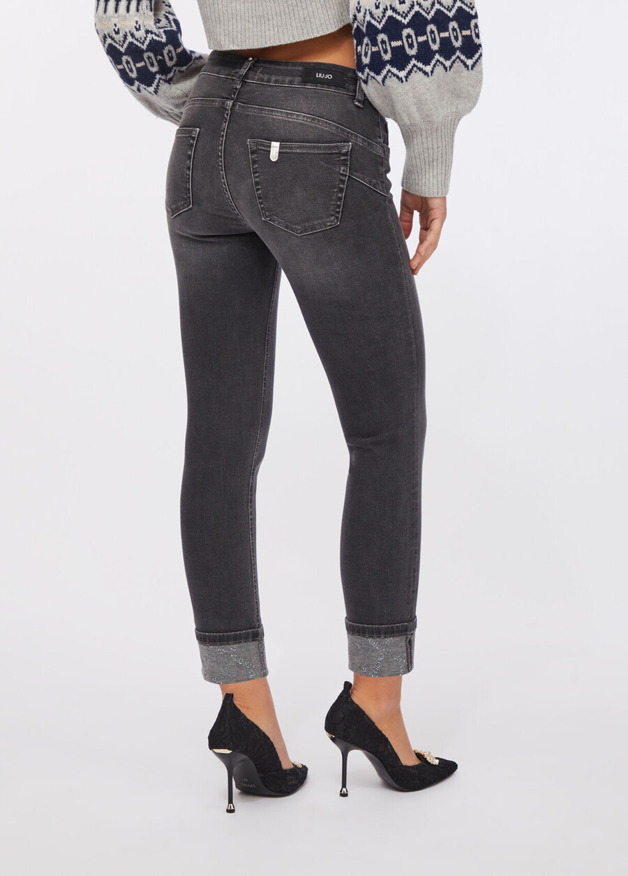 skinny jeans med uppvikningar