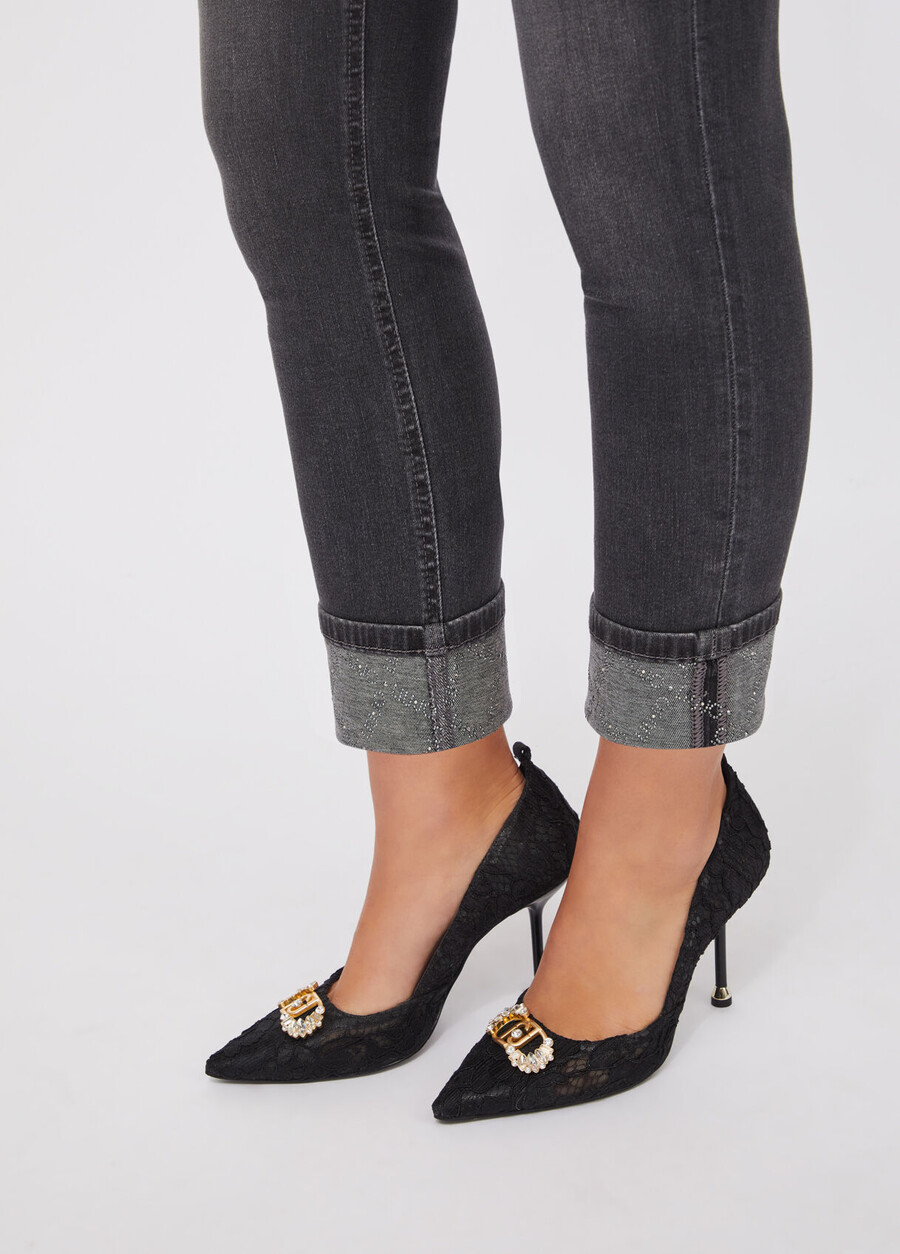 skinny jeans med uppvikningar