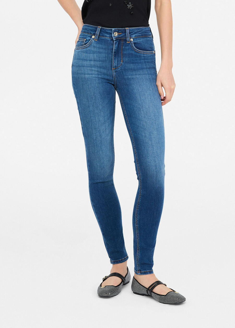 högmidjade skinny jeans