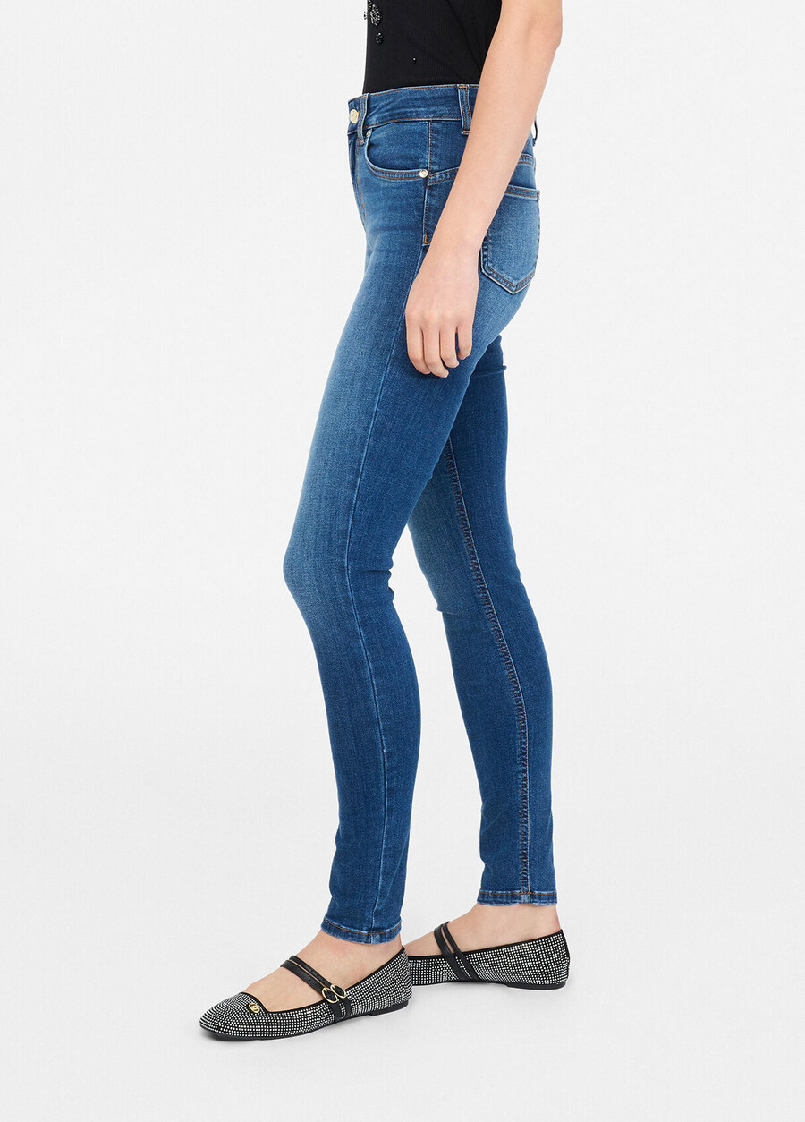 högmidjade skinny jeans