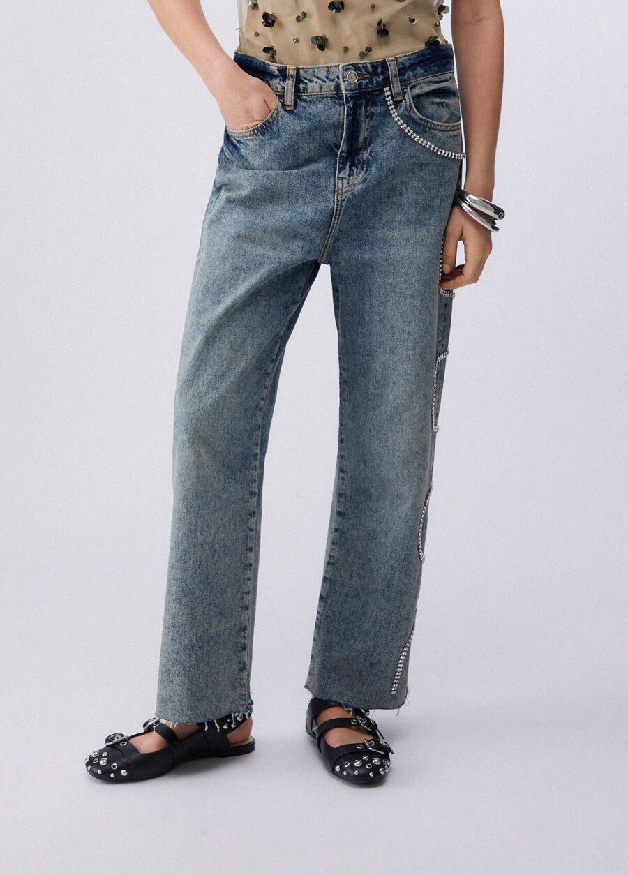 beskurna jeans med juvelprydnad