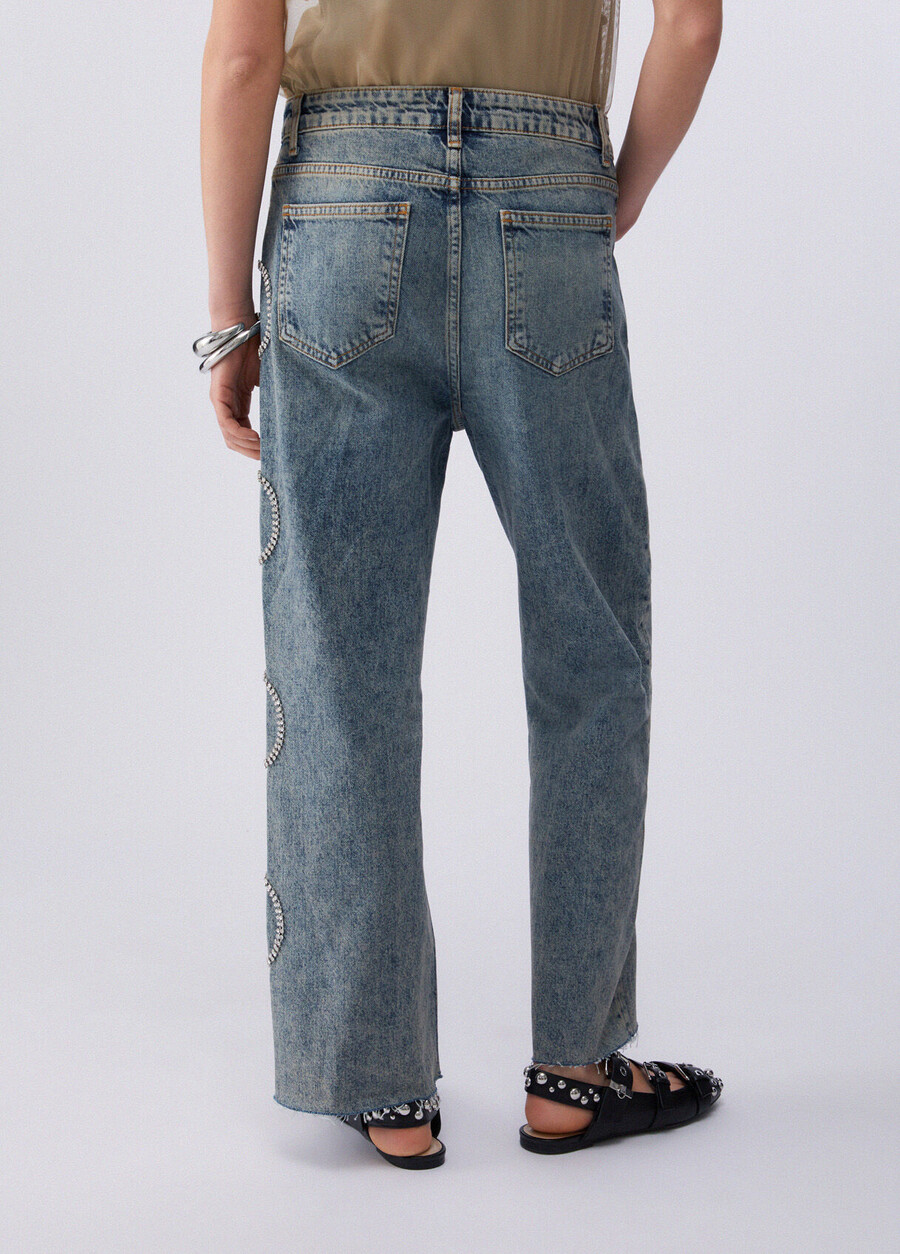 beskurna jeans med juvelprydnad