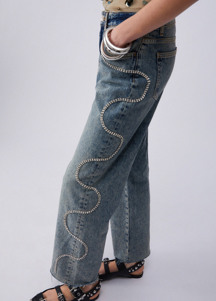 beskurna jeans med juvelprydnad